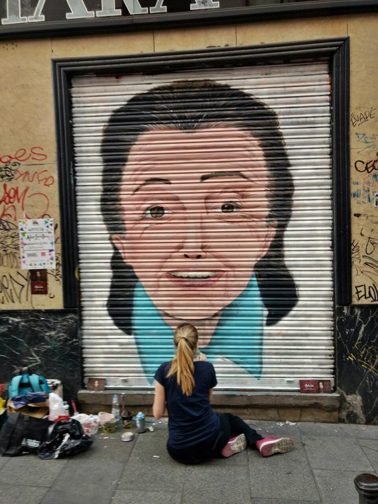 Grafitis coloridos en las calles de Malasaña, Madrid