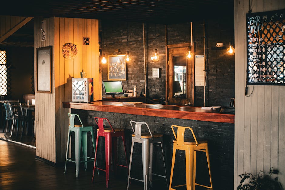 Persona planeando su visita a un bar secreto en Madrid con un mapa.