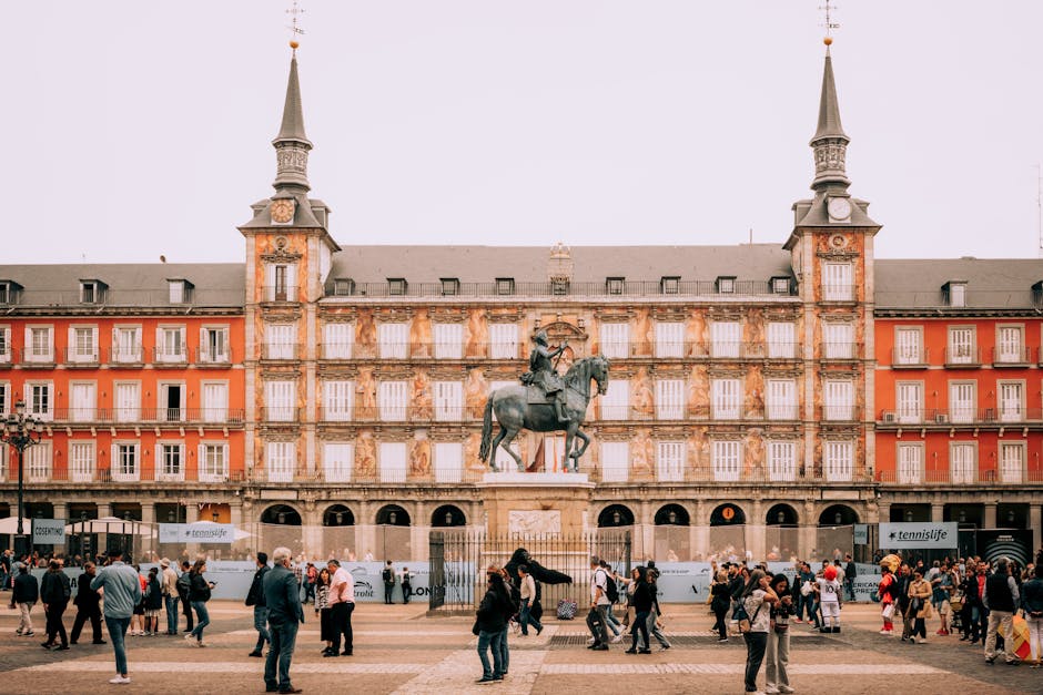 Familias disfrutando de un evento cultural gratuito en Madrid.