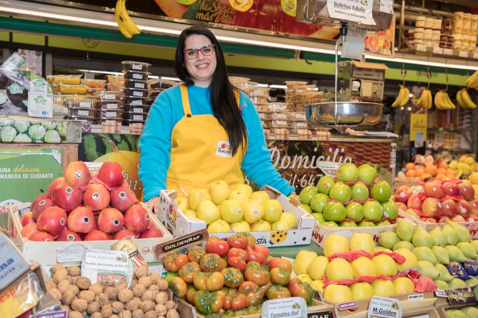 Mercado local en un barrio multicultural de Madrid con productos frescos