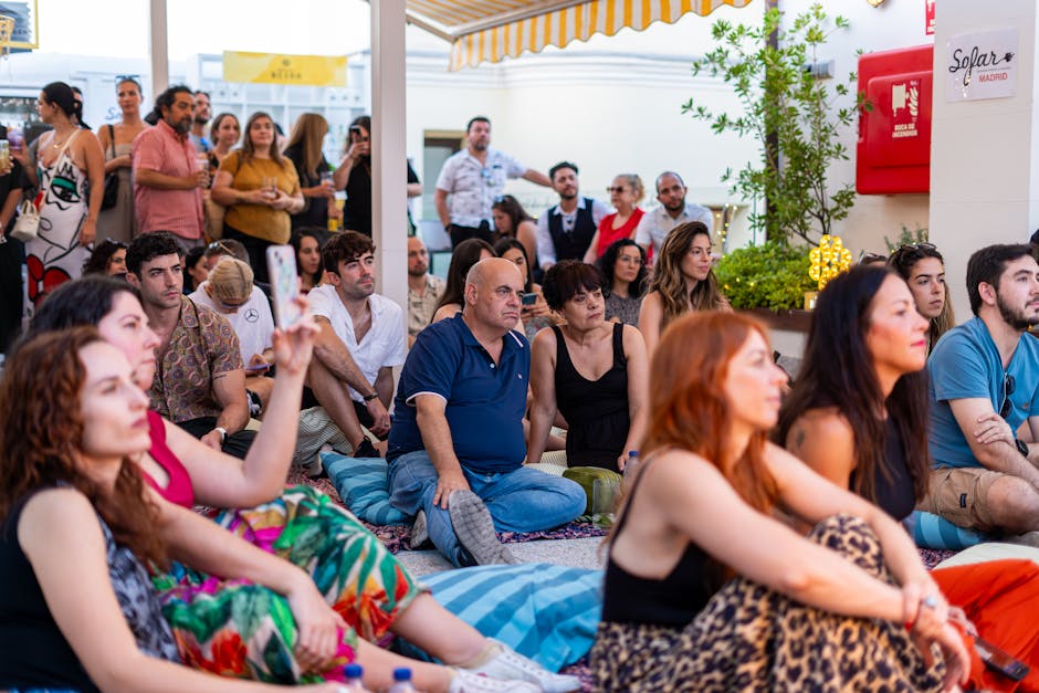 Gente celebrando un festival multicultural en un barrio de Madrid