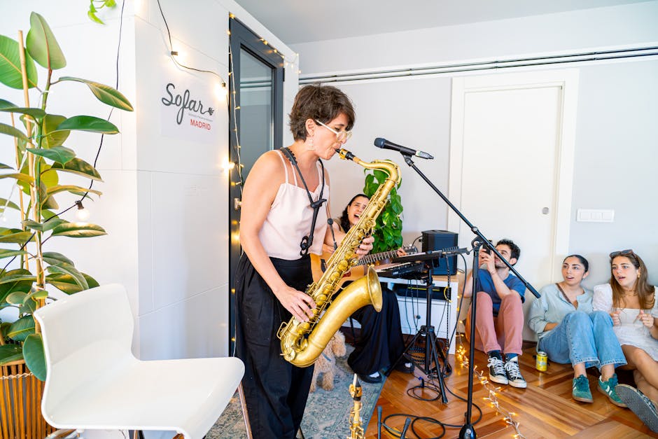 Músicos tocando en un bar emblemático de la Movida Madrileña