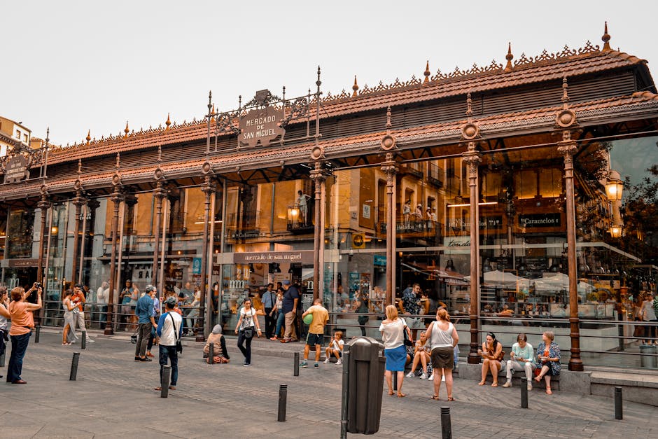 Mercado de San Miguel en Madrid con personas disfrutando de la comida