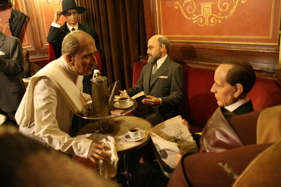 Interior de un café típico en Madrid con decoración bohemia