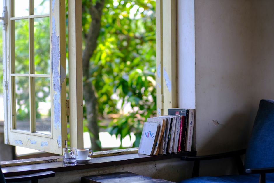 Escena de un café literario en Madrid con estanterías de libros y mesas acogedoras.