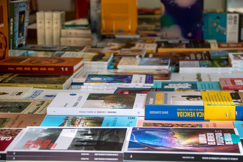 Café literario en Madrid con libros y ambiente acogedor