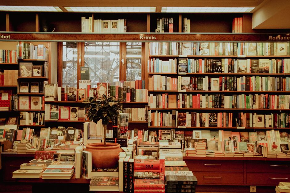 Amigos en un café literario disfrutando de una conversación