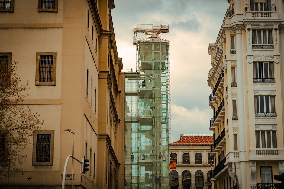 Vista exterior de un museo oculto en Madrid, enfocando en su arquitectura moderna.