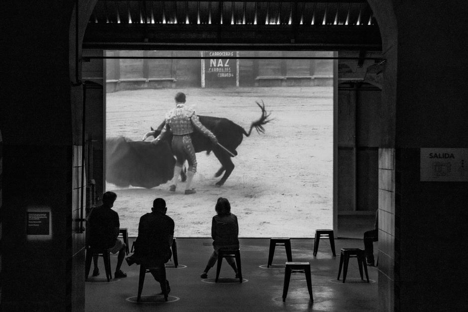 Disfrutando de una experiencia cultural auténtica en Madrid, rodeado de arte.
