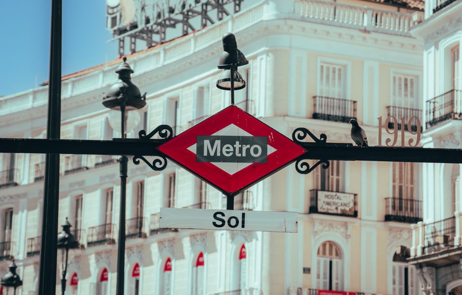 Grupo de personas disfrutando de una ruta a pie por Madrid