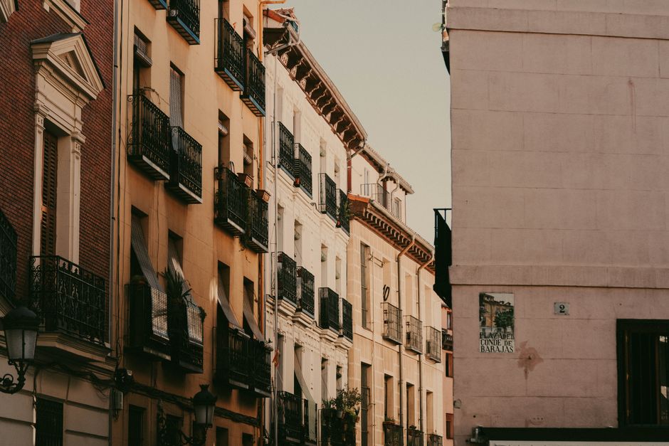 Calles del barrio de Malasaña con su ambiente característico