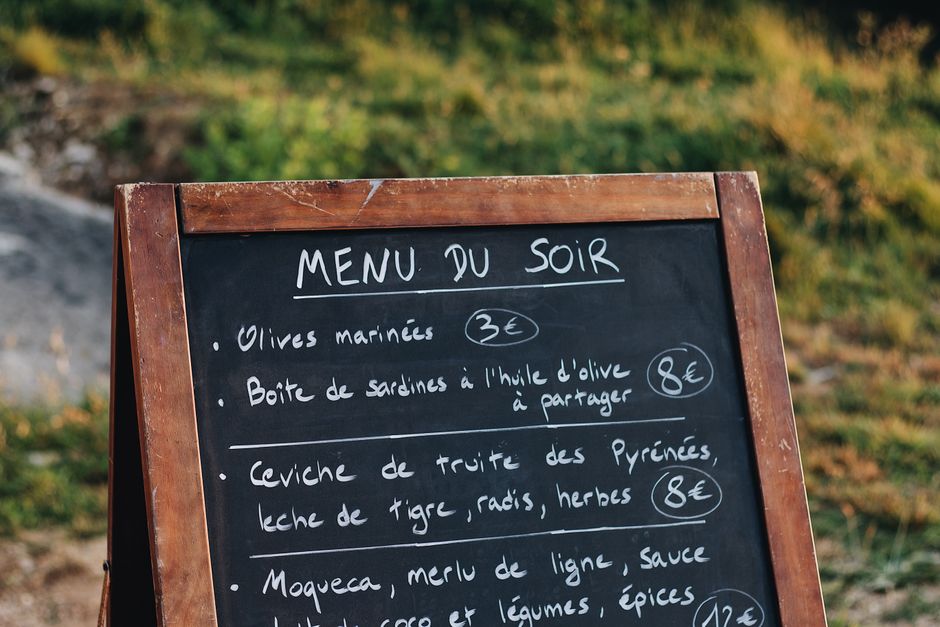 Mesa con comida típica en un restaurante del Barrio de las Letras.