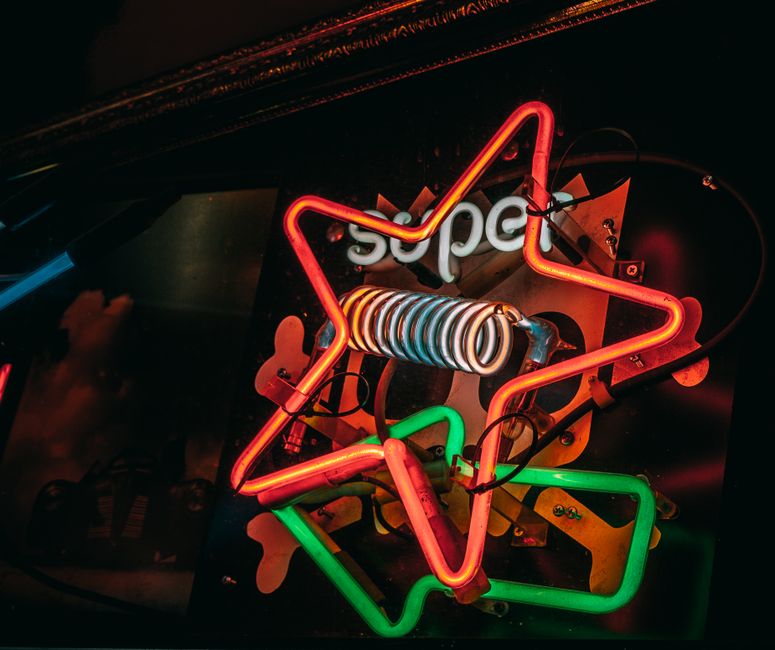 Barman sirviendo cócteles en un bar de Chueca