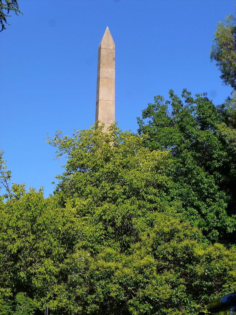 Grupo de personas en el Monumento a los Caídos, Madrid.