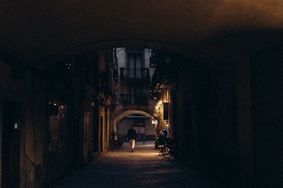 Visitantes explorando Malasaña de noche