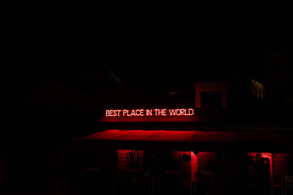 Bares escondidos en Madrid por la noche, con luces tenues y ambiente acogedor.