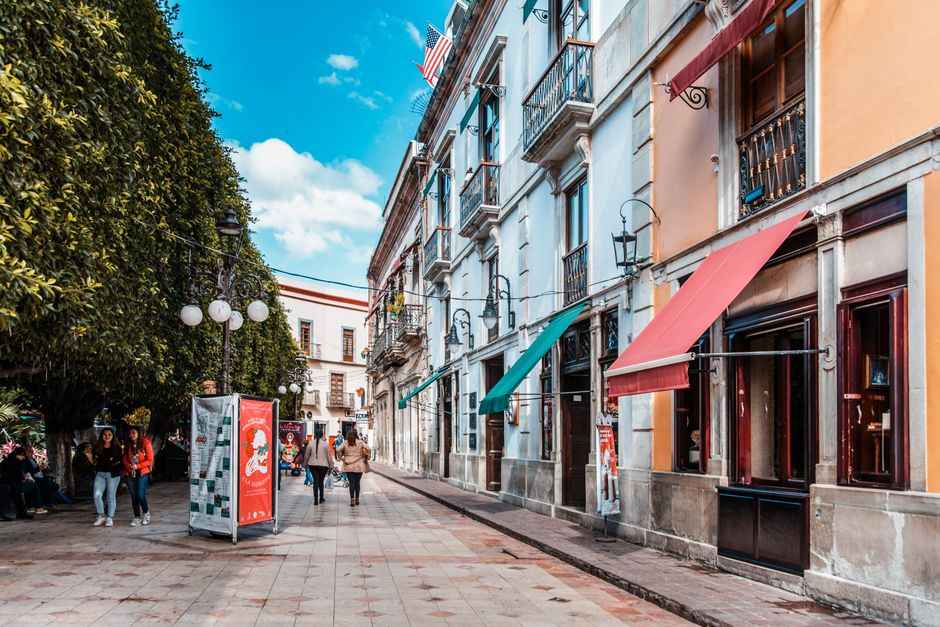 Grupo explorando el barrio de Malasaña en Madrid