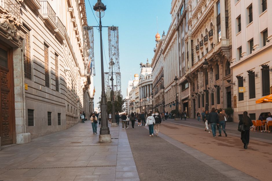 Grupo de turistas en Malasaña, Madrid, disfrutando una ruta gratis.