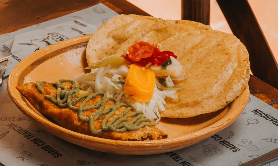 Comida tradicional de Malasaña servida en un restaurante acogedor.