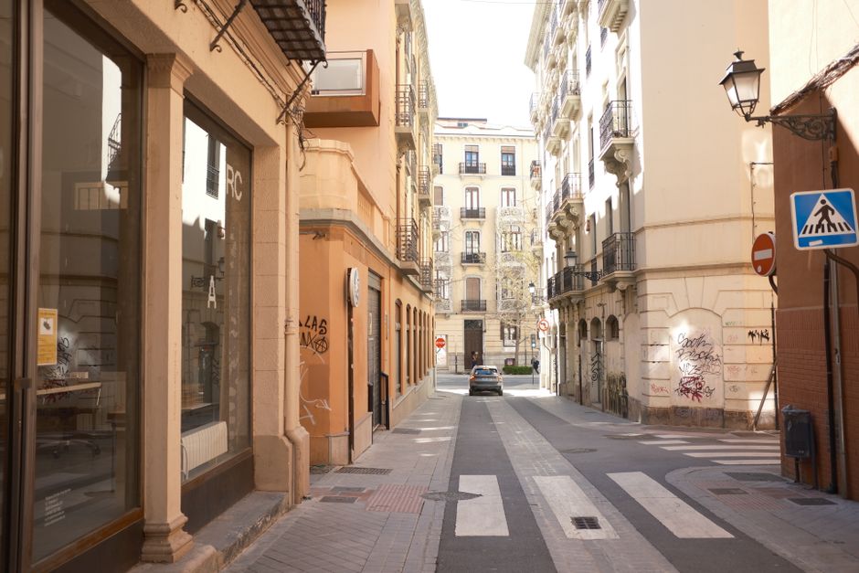 Grupo de turistas descubriendo la historia de Malasaña en un free tour.