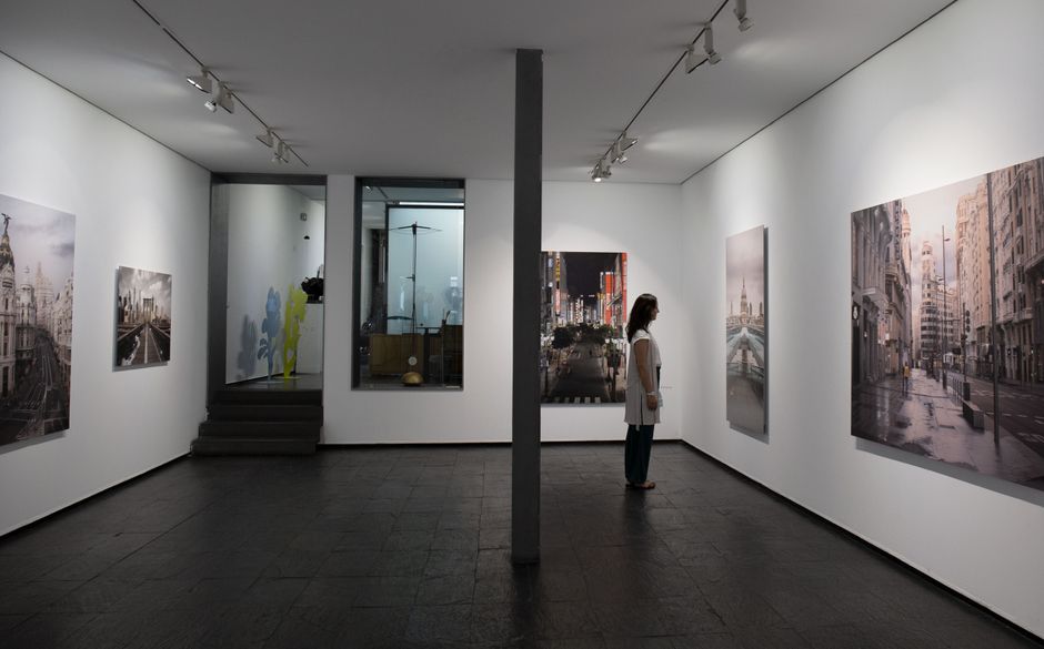 Exposiciones culturales en Madrid este mes, con personas disfrutando de arte contemporáneo