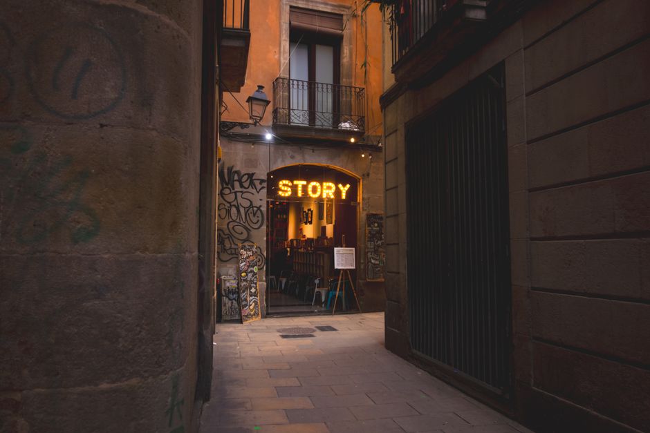 Barrio de Malasaña en Madrid con graffitis coloridos