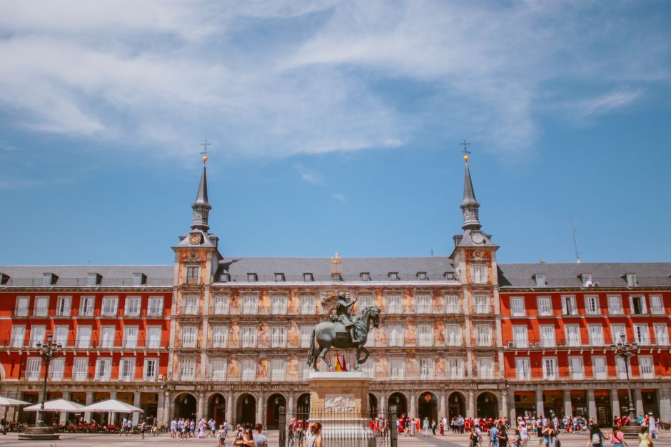 Grupo de personas explorando rincones ocultos en Madrid