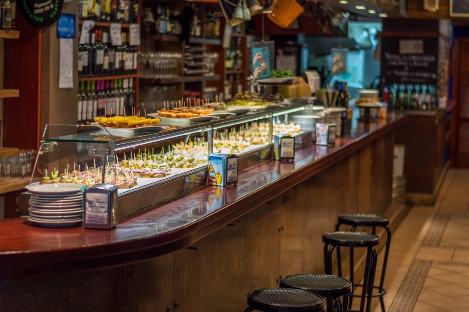 Grupo de personas disfrutando de la gastronomía en el Barrio de las Letras.