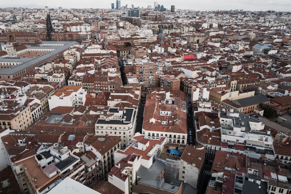 Barrios de Madrid con calles animadas y arquitectura histórica