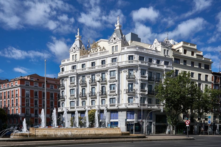 Calle de Chueca en Madrid con banderas arcoíris.