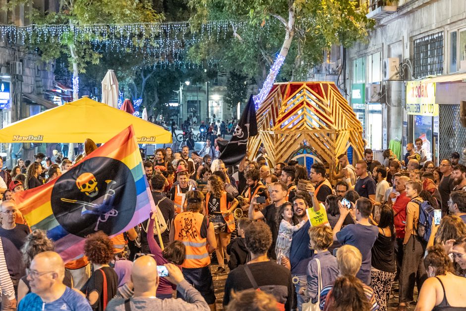 Grupo de personas interactuando con el arte urbano en Lavapiés.