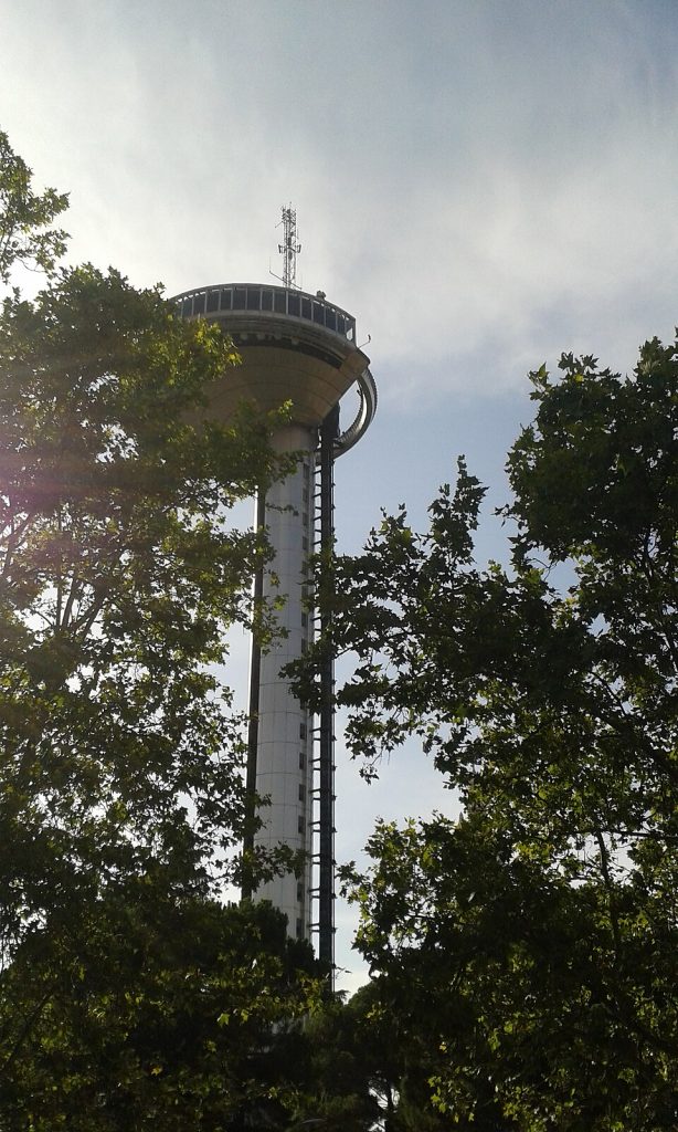 Faro de Moncloa iluminado de noche