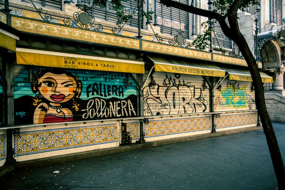 Jóvenes en las calles de Malasaña, Madrid, disfrutando de su ambiente alternativo.