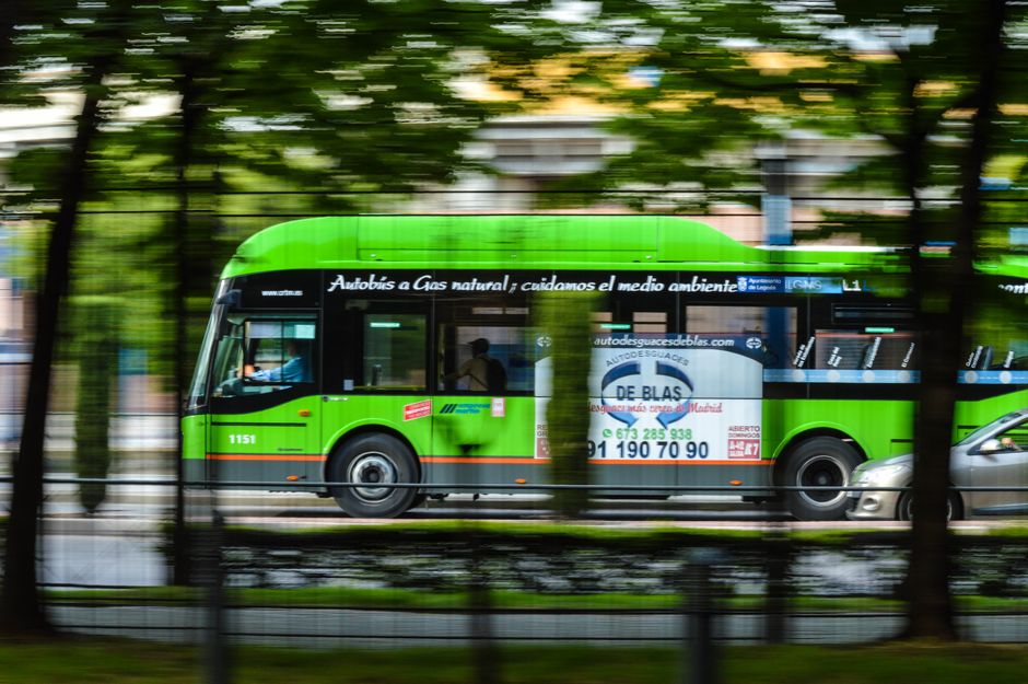 Transporte público en Madrid, mostrando el metro y autobuses en acción.