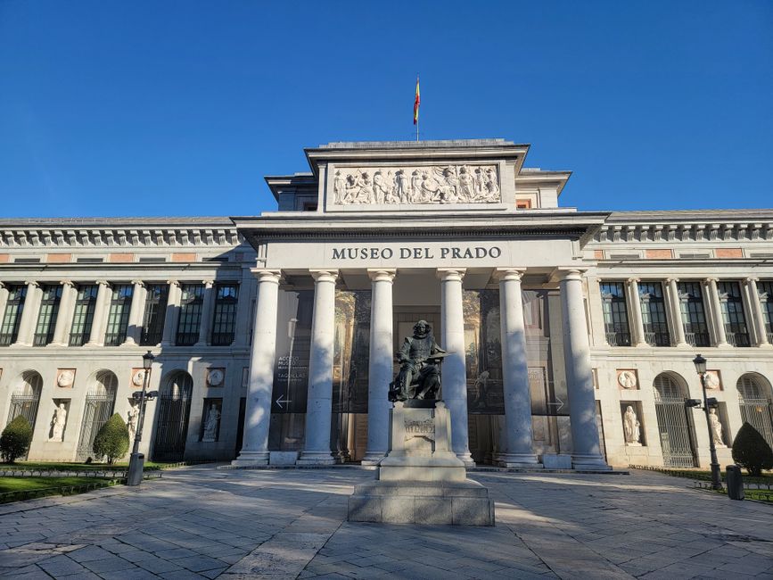 Dispiedad entre más de cinco personas disfrutando de una visita gratuita en el Museo del Prado en Madrid.