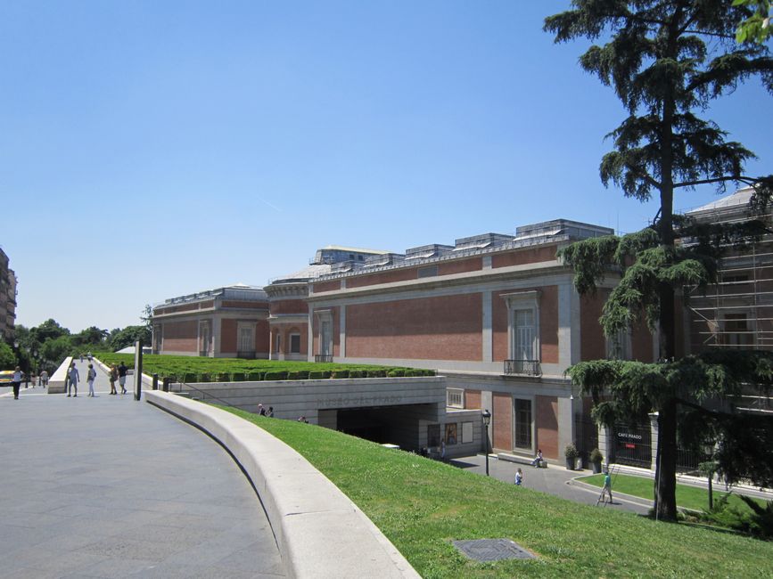 Visitantes en un museo gratuito disfrutando de la cultura