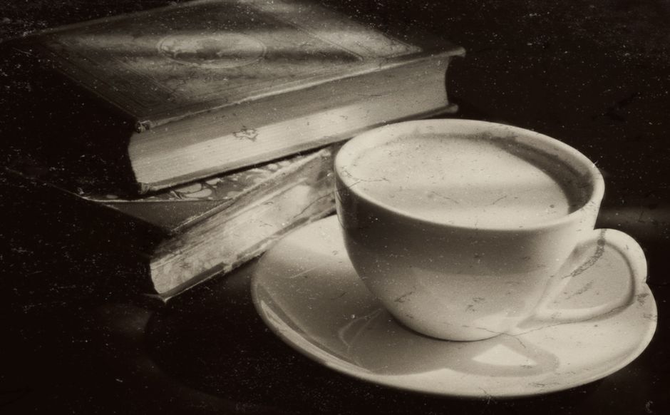 Café literario en Madrid con mesas y libros