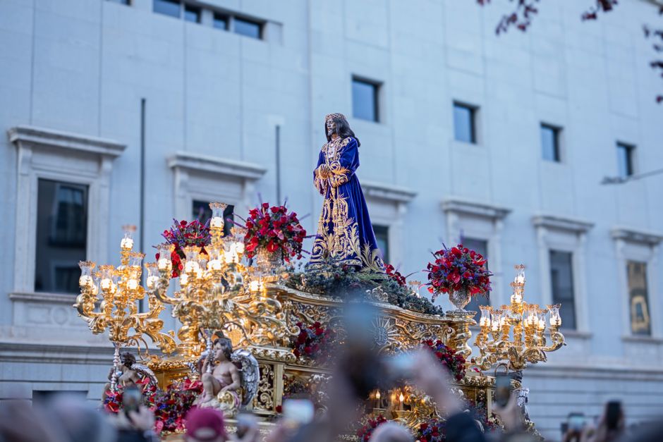 Una representación de las tradiciones culturales de Madrid, mostrando el mercado de San Miguel, flamenco y gastronomía típica.
