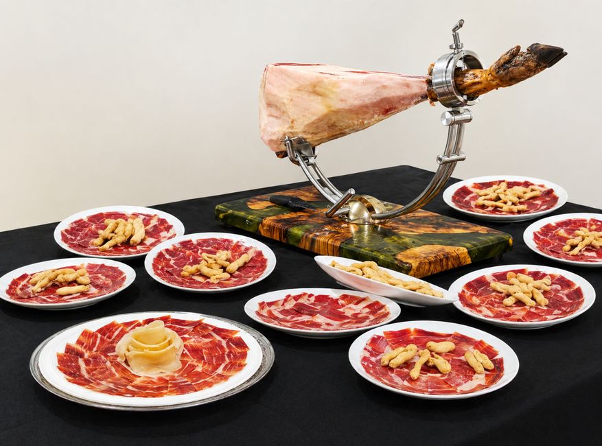 Platos típicos de la gastronomía madrileña en un restaurante.