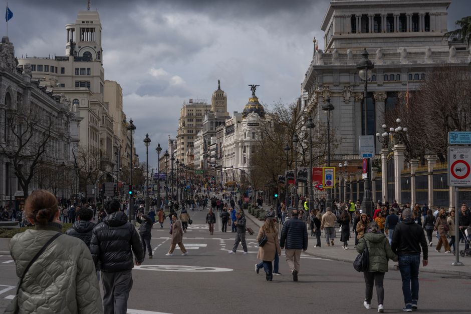 Grupo de turistas caminando por Madrid