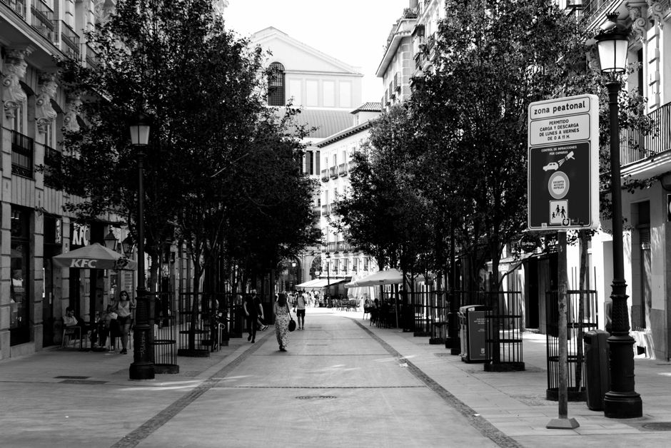 Turista con mapa en Madrid