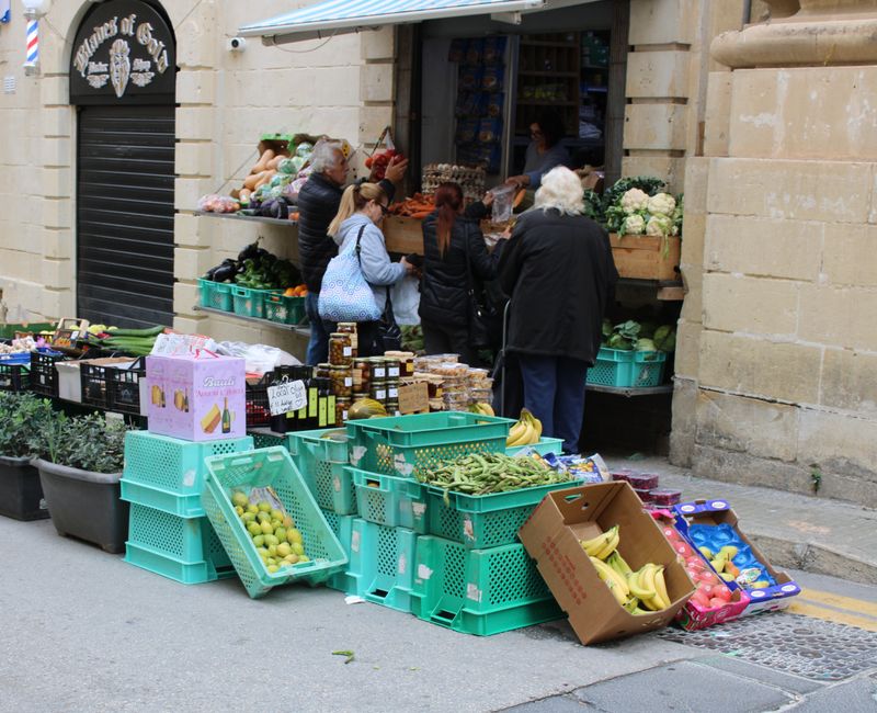 Visitantes en el mercado de Lavapiés