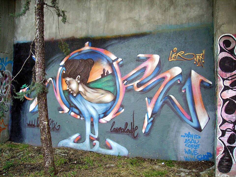 Mural de graffiti representando la Movida Madrileña en Malasaña