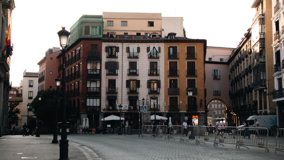 Plaza en Malasaña con visitantes