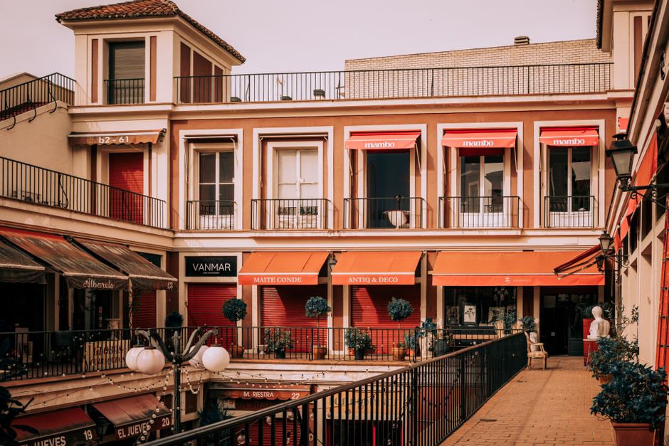Calles de La Latina con terrazas y ambiente acogedor