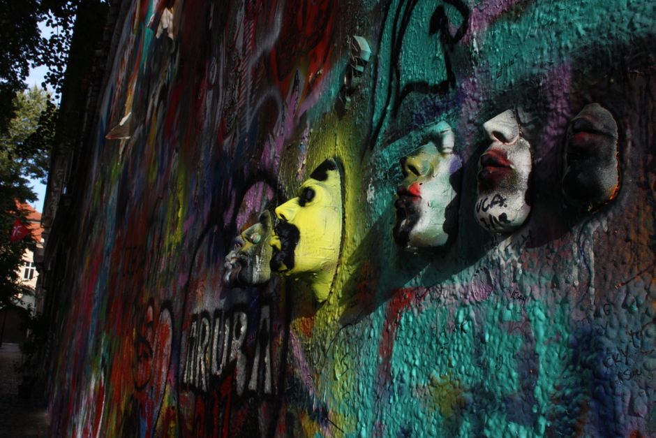 Mural colorido en Lavapiés que refleja la cultura artística del barrio.
