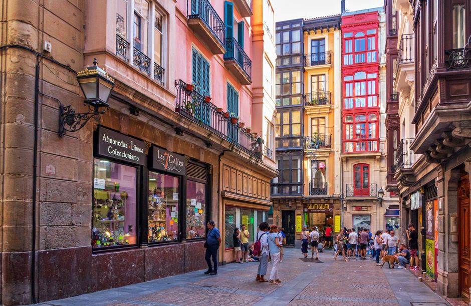 Gente disfrutando en un mercado de Lavapiés, una experiencia imprescindible del barrio.