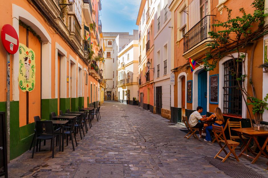 Turistas descubriendo Lavapiés con un guía local que les comparte sus secretos.