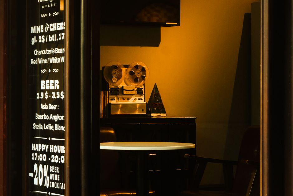 Interior acogedor de un bar nostálgico en Madrid