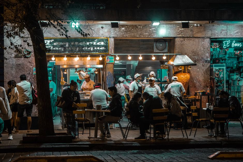 Grupo de amigos disfrutando en la noche de Madrid